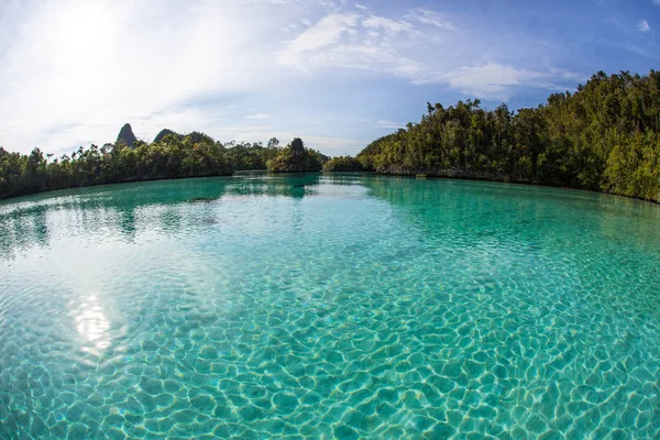 Isole Calcaree Circondano Acque Calme Limpide Wayag Raja Ampat Indonesia — Foto Stock