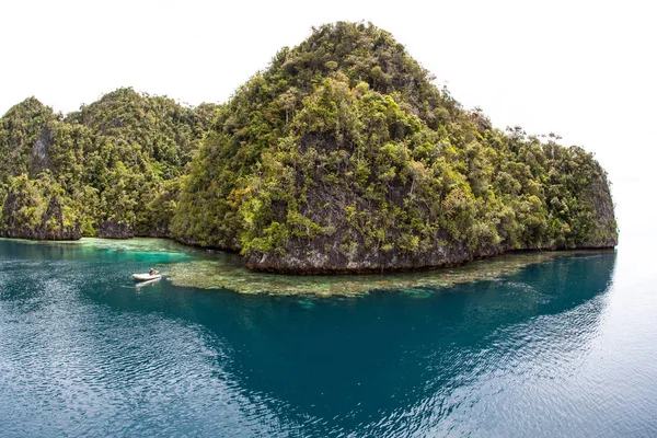 Wapiennych Wysp Raja Ampat Indonezja Otoczone Przez Rafy Frędzle Odległą — Zdjęcie stockowe