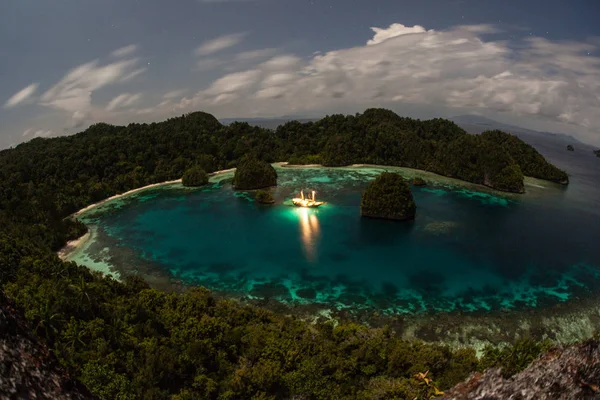 Einer Entlegenen Lagune Raja Ampat Indonesien Sieht Man Nachts Die — Stockfoto