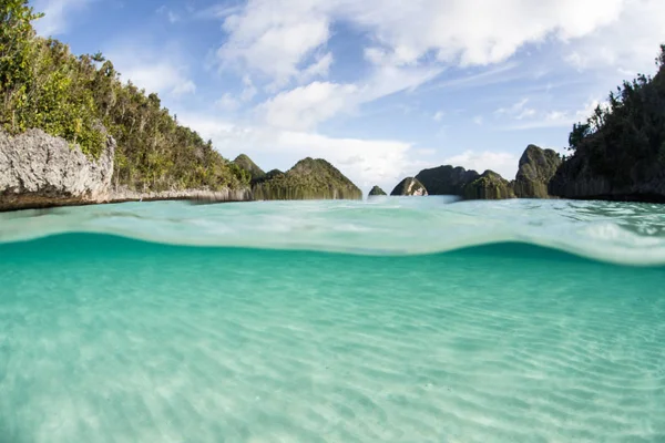 Gyönyörű Mészkő Szigetek Emelkedik Tengeri Tájkép Wayag Raja Ampat Területén — Stock Fotó