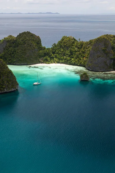 Las Islas Piedra Caliza Surgen Una Hermosa Laguna Wayag Raja —  Fotos de Stock