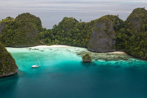 Limestone Islands Rise Gorgeous Lagoon Wayag Raja Ampat Indonesia Remote — Stock Photo, Image