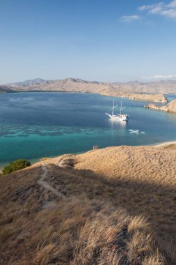 Komodo Ulusal Parkı, Endonezya içinde bulunan kurak Adaları güzel mercan resifleri ile çevrilidir. Bu tropikal bölgesi, Komodo ejderleri ve muhteşem deniz biyoçeşitliliği için bilinen.