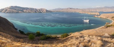 Komodo Ulusal Parkı, Endonezya içinde bulunan kurak Adaları güzel mercan resifleri ile çevrilidir. Bu tropikal bölgesi, Komodo ejderleri ve muhteşem deniz biyoçeşitliliği için bilinen.