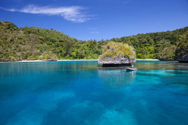 Nádherná Tropická Laguna Leží Skryté Odlehlé Oblasti Raja Ampat Indonésie — Stock fotografie