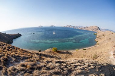 Komodo Ulusal Parkı, Endonezya içinde bulunan kurak Adaları güzel mercan resifleri ile çevrilidir. Bu tropikal bölgesi, Komodo ejderleri ve muhteşem deniz biyoçeşitliliği için bilinen.