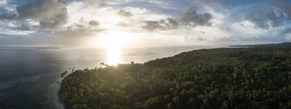 Une Île Tropicale Isolée Est Entourée Magnifiques Récifs Coralliens Dans — Photo