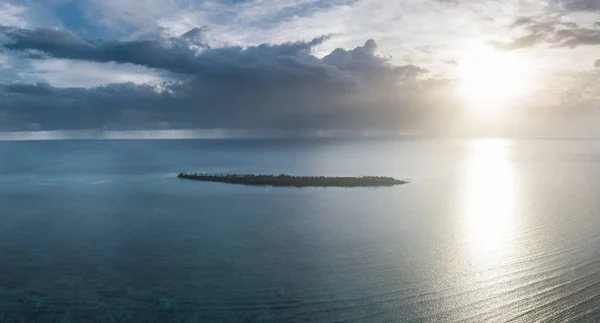 Une Île Tropicale Isolée Est Entourée Magnifiques Récifs Coralliens Dans — Photo