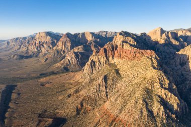 Sunrise Red Rock Canyon Ulusal Koruma sadece Las Vegas, Nv dışında yer alan, ışıklar. Onun büyük kırmızı kaya jeolojik oluşumları ile popüler bir doğa yürüyüşü ve tırmanma hedef olduğunu.