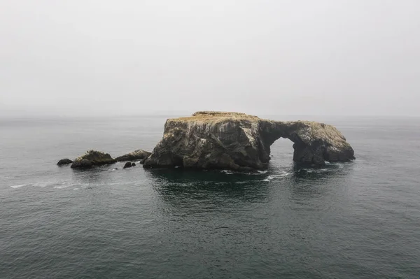 Huge Sea Stack Formed Erosive Powers Wind Water Lies Wild — Stock Photo, Image