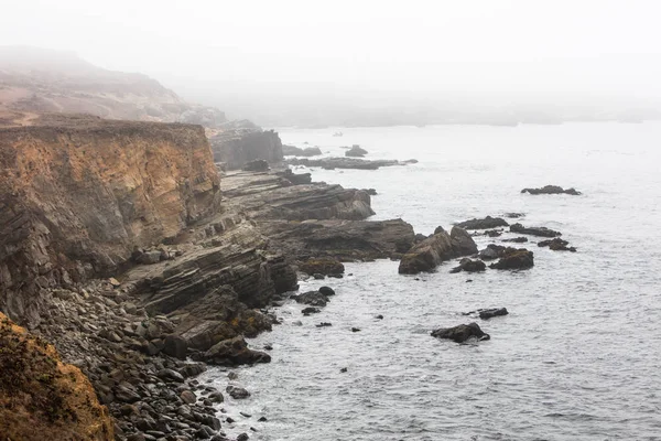 カリフォルニア州北部の野生では 岩が多い海岸のドリフトします サンフランシスコの北の西海岸のこの美しい地域はその湿った 海洋気候で知られています — ストック写真