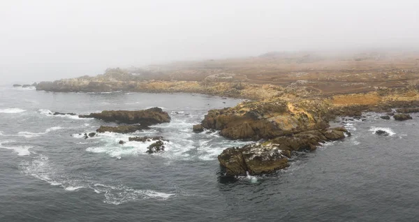 雾气飘过了加利福尼亚北部的岩石海岸 这个美丽的地区 西海岸 旧金山以北 是众所周知的湿润 海洋气候 — 图库照片