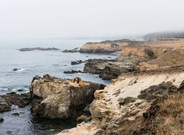 霧漂うソノマのカリフォルニア州北部の野生では 岩の多い海岸 サンフランシスコの北の西海岸のこの美しい地域はその湿った 海洋気候で知られています — ストック写真