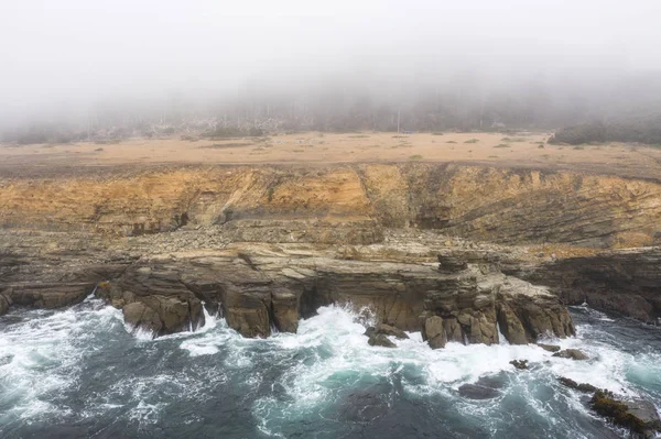 ソノマのカリフォルニア州北部の風光明媚な海岸の鳥瞰図は その地質を示しています サンフランシスコの北の西海岸のこの美しい地域は 海洋気候で知られて — ストック写真