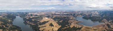 San Pablo ve Briones rezervuarlar, Berkeley ve Oakland, doğusunda Doğu Körfezi su havzalarının karmaşık bir ağı bir parçasıdır. Yürüyüş ve balık tutma için popüler bir alandır.