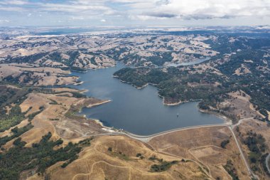 Briones depo, Berkeley ve Oakland, doğusunda Doğu Körfezi su havzalarının karmaşık bir ağı bir parçasıdır. Yürüyüş ve balık tutma için popüler bir alandır.