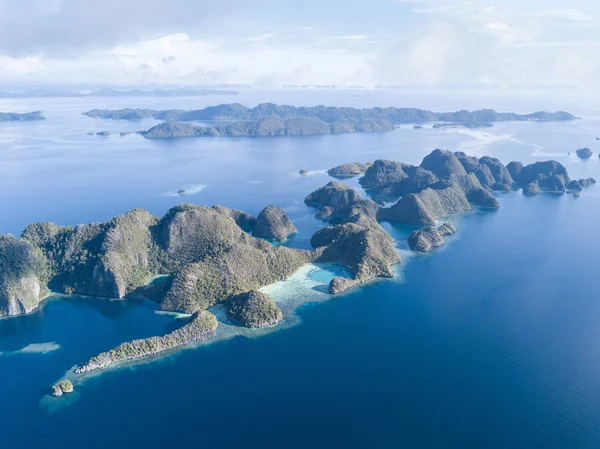 Dramáticas Islas Piedra Caliza Surgen Del Hermoso Paisaje Marino Raja — Foto de Stock