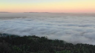 Sunrise sürekli mevcut deniz deniz katman San Francisco Bay area ve ışıklar. Deniz katman sıcak iç sıcaklık nedeniyle gelişen bir basınç gradyan tarafından tahrikli.