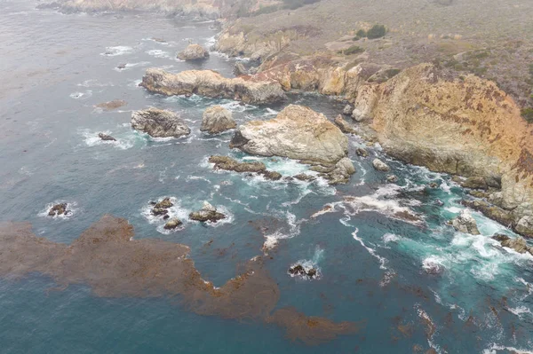 北太平洋的富含养分的海水冲刷着北加利福尼亚的岩石和风景秀丽的海岸线 离蒙特雷不远 在这个沿海环境中 海带森林茁壮成长 — 图库照片