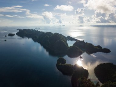 Dramatik kireçtaşı Adaları Raja Ampat, Endonezya huzurlu seascape yükselen bir kuş bakışı gösterir. Bu uzak, tropikal bölge muhteşem deniz biyoçeşitliliği için bilinen.