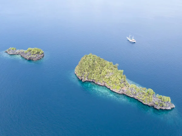 Una Vista Volo Uccello Mostra Isole Calcaree Drammatiche Che Sorgono — Foto Stock