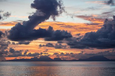 Uzak Adaları ve Raja Ampat, Endonezya sakin denizlerin üzerinde güneş batacak. Bu güzel tropikal bölge muhteşem deniz biyoçeşitliliği için bilinen.