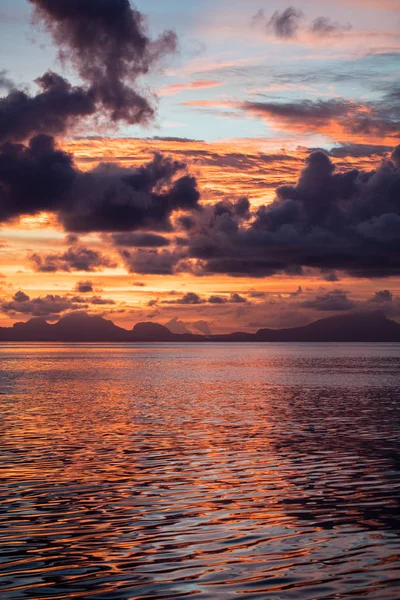 Sole Tramonta Isole Remote Mari Calmi Raja Ampat Indonesia Questa — Foto Stock