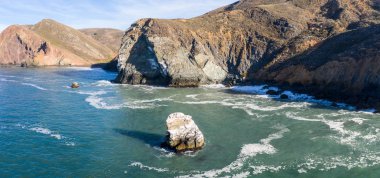 Kuzey Kaliforniya San Francisco üzerinde de doğa manzaralı ve engebeli sahil şeridi üzerine soğuk su Pasifik Okyanusu yıkar.