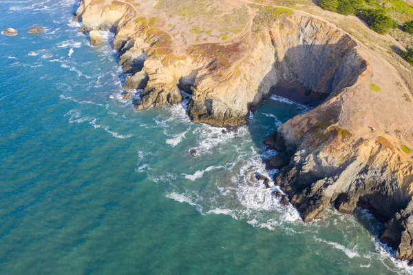 Het Koude Water Van Stille Oceaan Wast Pittoreske Ruige Kustlijn — Stockfoto