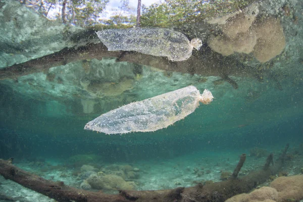 Een Afgedankte Plastic Zak Drijft Raja Ampat Indonesië Kunststof Kleine — Stockfoto