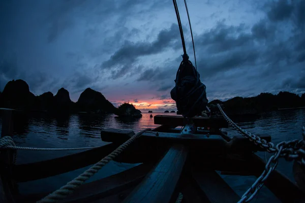 Sol Pone Sobre Una Tranquila Laguna Navega Raja Ampat Indonesia — Foto de Stock