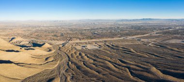 Bir hava görünümünü aşınmış gullies şehir Las Vegas doğru Nevada önde gelen gösterir. Bu güzel çöl alanı vergisel kanyonlar renkli, benzersiz ve dramatik Jeoloji ile dolu.