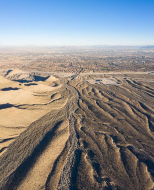 Bir hava görünümünü aşınmış gullies şehir Las Vegas doğru Nevada önde gelen gösterir. Bu güzel çöl alanı vergisel kanyonlar renkli, benzersiz ve dramatik Jeoloji ile dolu.
