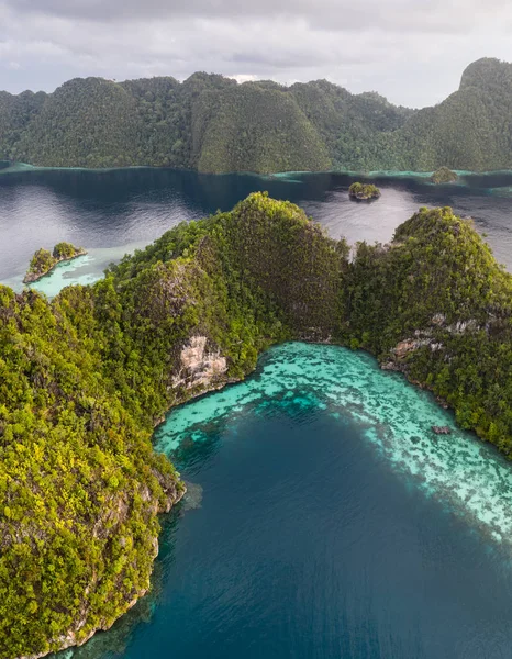Φαίνεται Από Ανωτέρω Μια Ρηχή Κοραλλιογενής Ύφαλος Περιβάλλει Απομακρυσμένα Νησιά — Φωτογραφία Αρχείου
