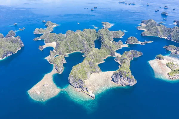 Visto Desde Arriba Los Arrecifes Coral Poco Profundos Rodean Islas —  Fotos de Stock