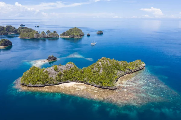 Widoczne Powietrza Zdalnego Wyspy Otoczone Zdrowe Raf Koralowych Raja Ampat — Zdjęcie stockowe