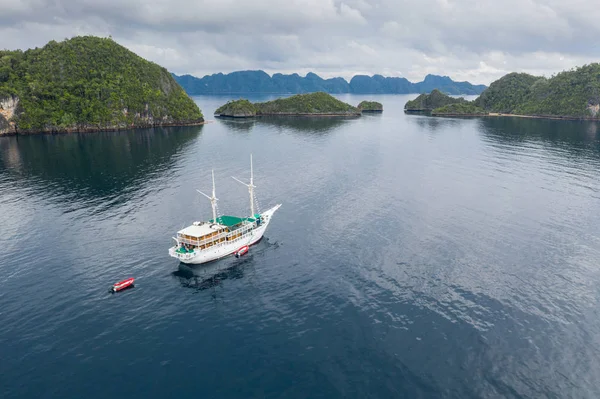 Remote Isole Calcaree Raja Ampat Indonesia Forniscono Ancoraggio Una Goletta — Foto Stock