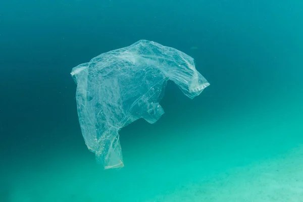 Een Afgedankte Plastic Zak Drijft Zee Indonesië Niet Recycleerbaar Plastic — Stockfoto