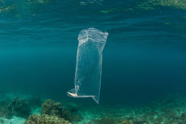 Saco Plástico Descartado Atravessa Mar Indonésia Plásticos Não Recicláveis Eventualmente — Fotografia de Stock