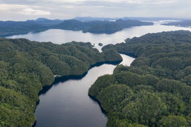 Dar kanallar aracılığıyla uzaktan kireçtaşı Raja Ampat, Endonezya Adaları rüzgar. Bu biodiverse bölge, onun muhteşem deniz yaşamı nedeniyle Mercan Üçgeni 