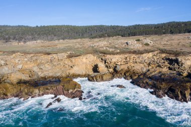 Pasifik Okyanusu kazasında Sonoma kayalık Kuzey Kaliforniya Sahili karşı soğuk sularına. Bu güzel San Francisco kuzeyinde bir kaç saat uzakta ünlü karayolu 1 tarafından alandır. 