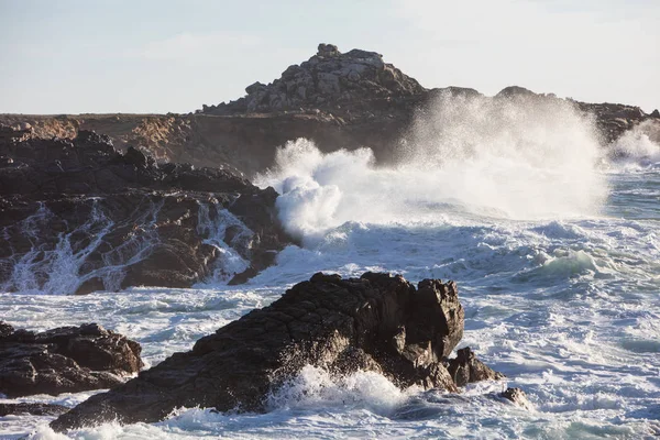 Fredde Acque Dell Oceano Pacifico Schiantano Contro Costa Rocciosa Della — Foto Stock