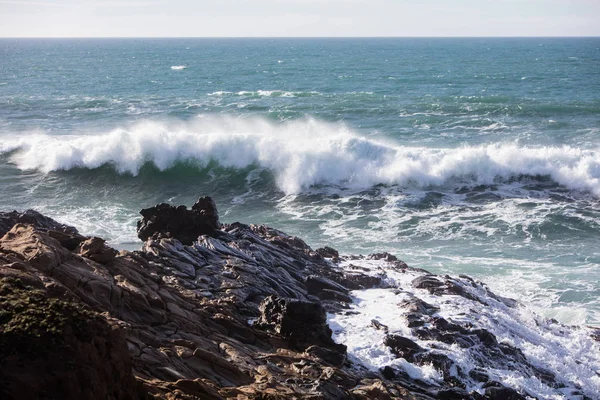 来自太平洋的强大海浪冲击着索诺玛的北加州岩石海岸线 这个美丽的地区在旧金山以北 在著名的1号公路上开车几个小时 — 图库照片