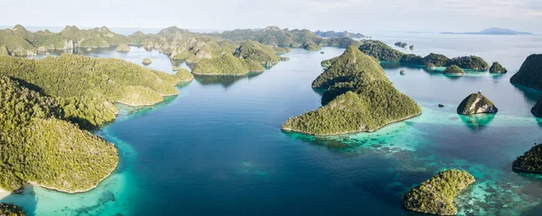 Vzdálený Vápencové Ostrovy Tvoří Bludiště Tropické Laguny Raja Ampat Indonésie — Stock fotografie