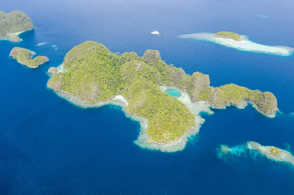 上空から見た 元気なサンゴ礁は Raja Ampat インドネシアは 驚くほどの石灰岩の島々 を囲みます このリモートの熱帯地域は その信じられないほどの海洋生物多様性で知られています — ストック写真