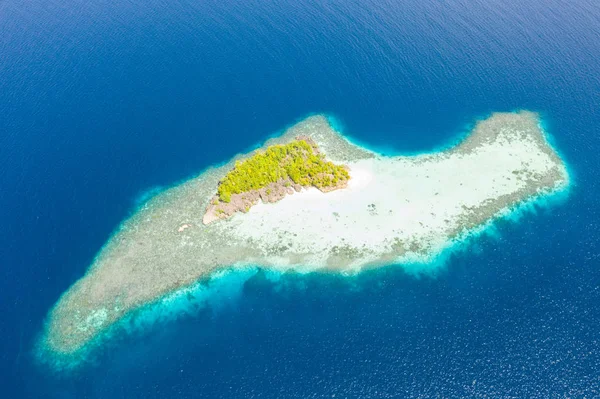 Air Récif Corallien Sain Entoure Une Étonnante Île Calcaire Trouvée — Photo