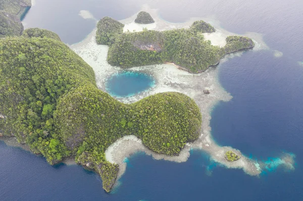 Widoczne Powietrza Zdrowej Rafy Koralowe Otaczają Piękne Wapiennych Wysp Raja — Zdjęcie stockowe