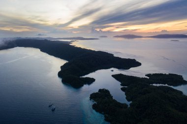 Havadan gördün, gündoğumu bulundu Raja Ampat, Endonezya Adaları siluetleri. Bu uzak, tropikal bölge inanılmaz deniz biyoçeşitliliği için bilinen.