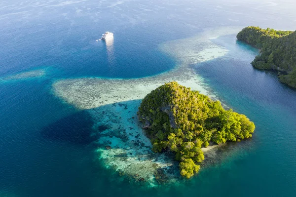 Widoczne Powietrza Zdrowej Rafy Koralowe Otaczające Niesamowite Wapiennych Wysp Raja — Zdjęcie stockowe