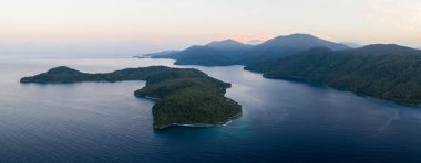 Bir hava görünümünü bir uzak ada, yeni İrlanda Papua Yeni Gine güzel, sığ resif büyüme gösterir. Bu tropikal bölge nedeniyle yüksek deniz biyoçeşitliliği Mercan Üçgeni parçasıdır.